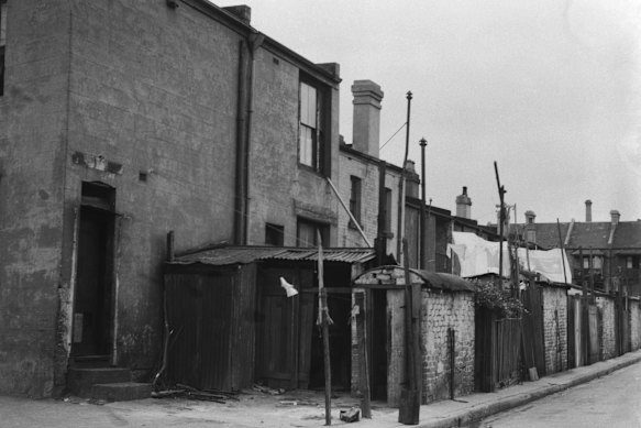 Street scene, Surry Hills in 1944.