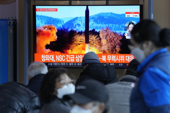 News programs seen at Seoul Railway Station on Sunday use file images to report the missile launch.
