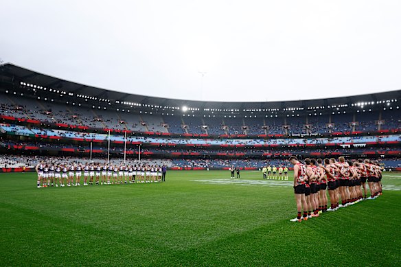 Los jugadores de Essendon y Fremantle se alinearon para la bienvenida al país frente a sólo 25.100 aficionados.