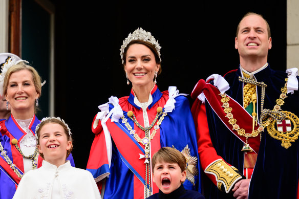 Catherine, Princess of Wales and Prince William, Prince of Wales stand on the balcony of Buckingham Palace with Sophie, Duchess of Edinburgh, Princess Charlotte and Prince Louis during the coronation of King Charles III.