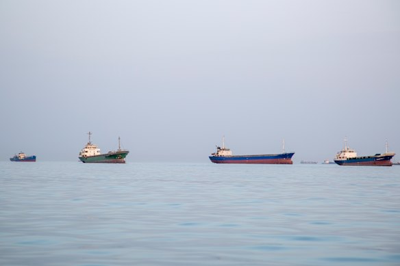 Le navi sono ancorate al largo del principale porto iraniano di Bandar Abbas, che è sotto blocco da parte della Marina americana.