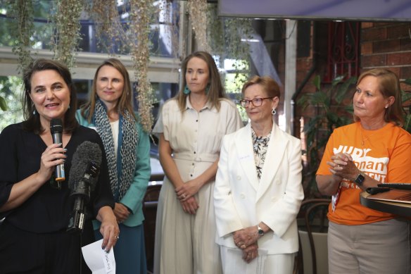 Independent candidate Victoria Davidson addresses a Climate 200 event with other teal candidates (left to right) Victoria Davidson, Joeline Hackman, Jacqui Scruby, Helen Conway and Judy Hannan.