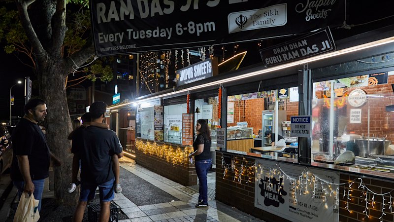 Indijska slaščičarna privablja množice s sladkimi jalebi in gulab jamun