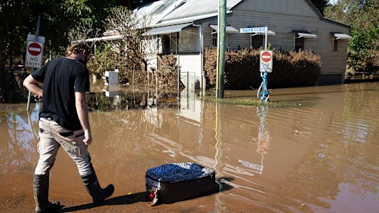 Some climate experts want mandatory rules around disclosure of climate change risk.
