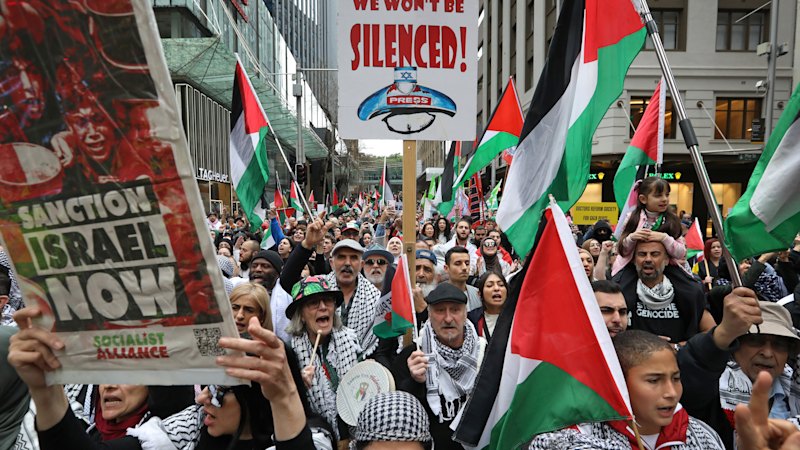 NSW Police urge Palestine protesters to relocate march from Opera House