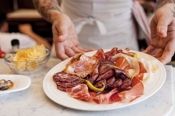 O prato de charcutaria do Continental Deli. 