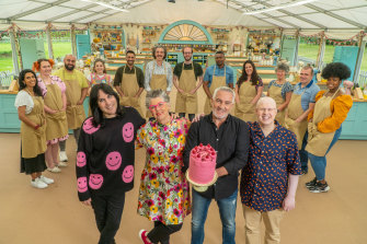 Noel Fielding, Prue Leith, Paul Hollywood, Matt Lucas, with the contestants of season 12 of The Great British Bake Off.