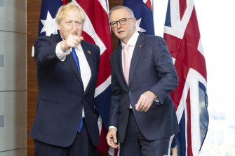 İngiltere Başbakanı Boris Johnson, Çarşamba günü İspanya'nın Madrid kentinde düzenlenen NATO liderleri zirvesine yaptığı ziyarette Avustralya Başbakanı Anthony Albanese ile ikili görüşmede bir araya geldi.