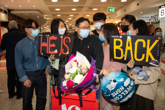 They’re back.  The first flight bringing Singaporean tourists to Australia under a new travel bubble arrived on Sunday.