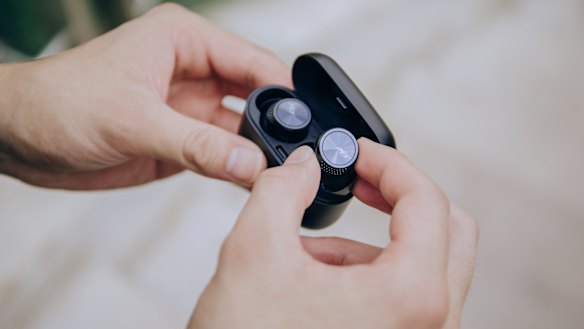 The Backbeat PRO 5100 have non-slip silicone on all the bits that touch your ear.