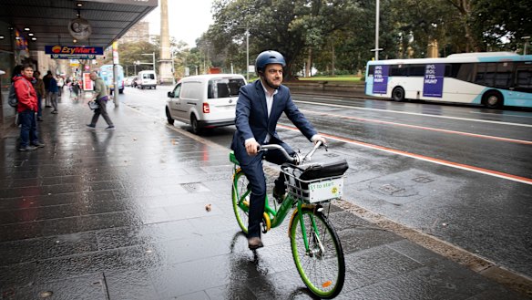 Sam Dastyari arrives at the ICAC on Thursday on a Lime Bike. He departed the same way hours later, after half a day in the witness box. 