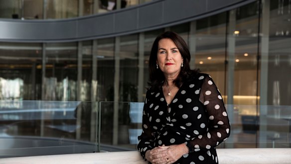 Senator Deborah O'Neill has asked ASIC to investigate AMP over a policy change that has put hundreds of financial planners in debt.