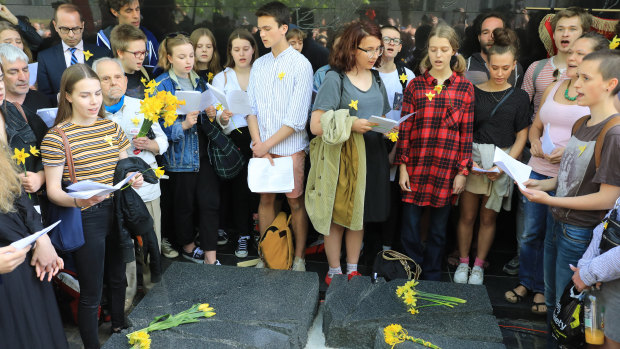 April 19, 2018: marchers from a coalition of anti-fascist and anti-racist organisations mark the 75th anniversary of the Ghetto Uprising with song and daffodils, a tradition maintained by Edelman.  