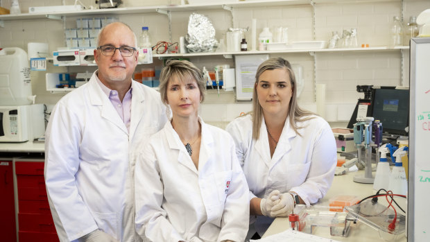 Murdoch University researchers led by Professors Peter Irwin, Una Ryan and Dr Charlotte Oskam will lead the DSCATT study. 