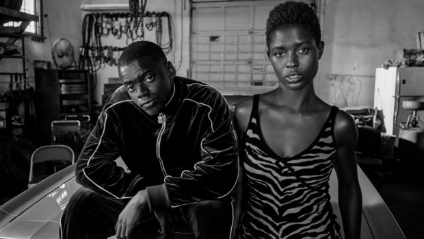Slim (Daniel Kaluuya) and Queen (Jodie Turner-Smith) go on the run after the death of a police officer in Queen and Slim. 