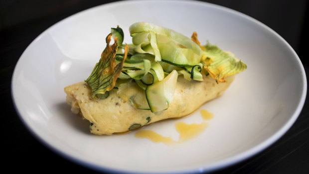 Scampi omelette with zucchini flowers: "nice and light", says Walker.