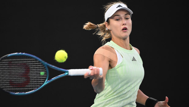 Russia’s Anna Kalinskaya lost her quarter-final clash against China’s Zheng Qinwen.