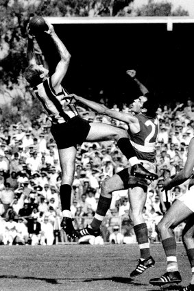Terry Waters, left, in action against Footscray in 1971. 