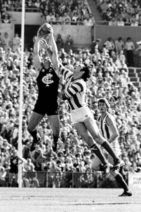 Alex Jesaulenko marks over North Melbourne's Stephen Easton in 1979
