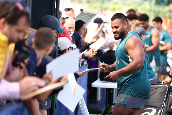 Taniela Tupou signing autographs at the Wallabies’ training session.