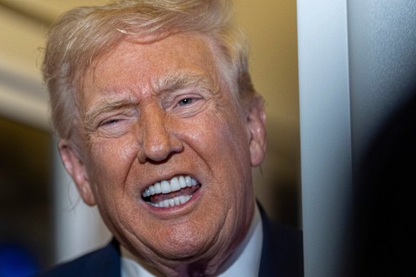 Domenica il presidente Donald Trump parla con i giornalisti mentre era in volo sull'Air Force One.