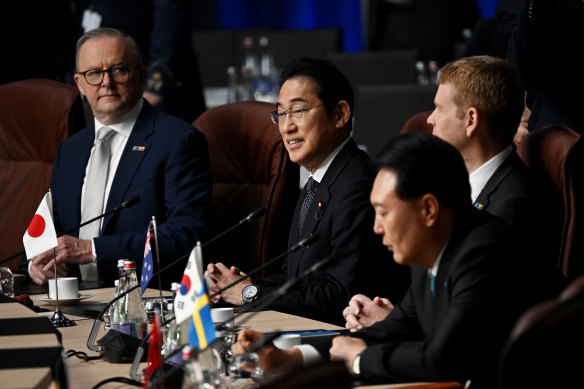 Anthony Albanese, Japonya Başbakanı Fumio Kishida ve Yeni Zelanda Başbakanı Chris Hipkins NATO zirvesinde.