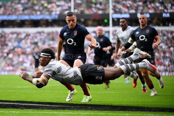 Vinaya Habosi of Fiji scores the team’s second try.