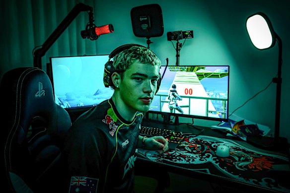 Resignz (aka Declan Willmott) A look into the wild world of e-sports, where players earn tens of thousands of dollars from one competition, luxury brands like Louis Vuitton sponsor them, and fans from all over the world travel to see them.
