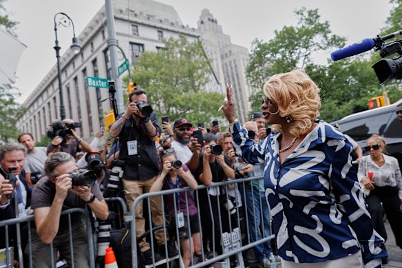 Media Jostling cuando Janice Combs regresa a la corte después de que Sean 'Diddy' Combs fue absuelto de los cargos de tráfico sexual y extorsión. 