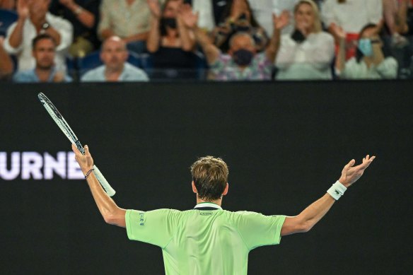 Daniil Medvedev send a message to the crowd.