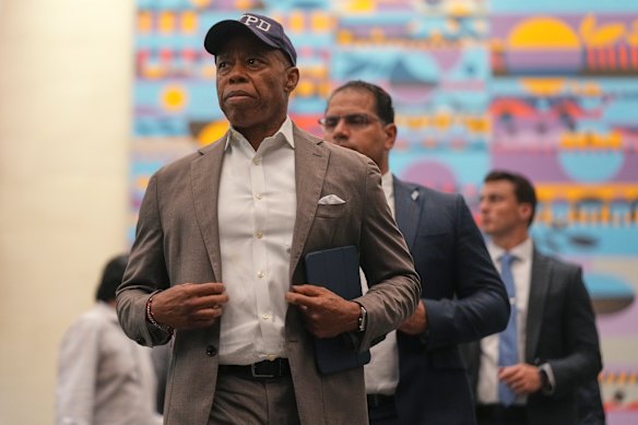 O major Eric Adams de Nova York chegou ao padre de Nova York Weil Cornell Medical Center.