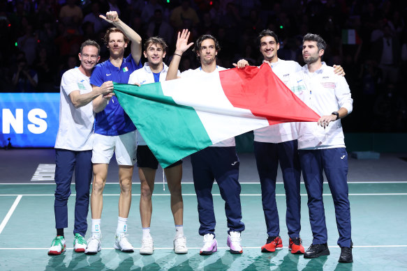 The Italian team celebrates in Malaga.