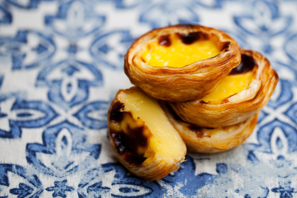 Pastel de Nada ou tortas portuguesas são um lanche popular.