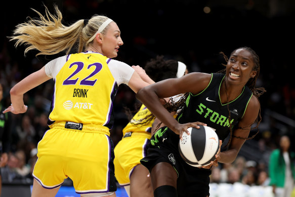 Australian Ezi Magbegor (right) takes on US star and former No.2 overall draft pick Cameron Brink in the WNBA.