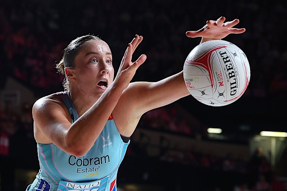 Jessie Grenvold alcanza el balón.