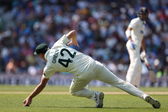 Cameron Green’s controversial low catch to dismiss Shubman Gill.