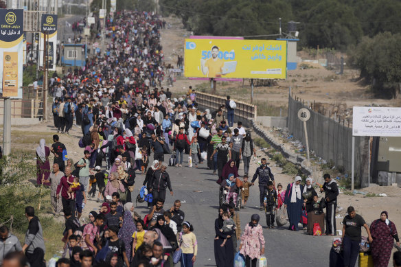 Palestinians flee to the southern Gaza Strip