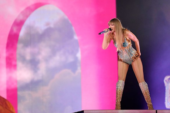 Taylor Swift se apresenta no SoFi. 