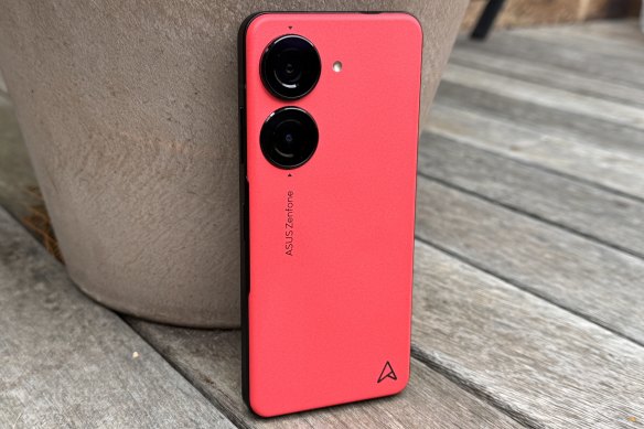 The Smallest Phone I've Tried in 2023 (ASUS Zenfone 10) 