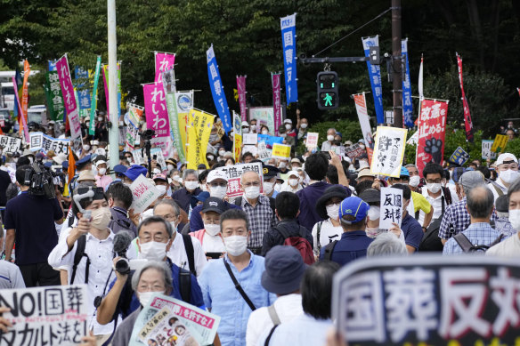Shinzo Abe için devlet cenaze törenine karşı çıkan Japon Parlamentosu yakınında protestocular.