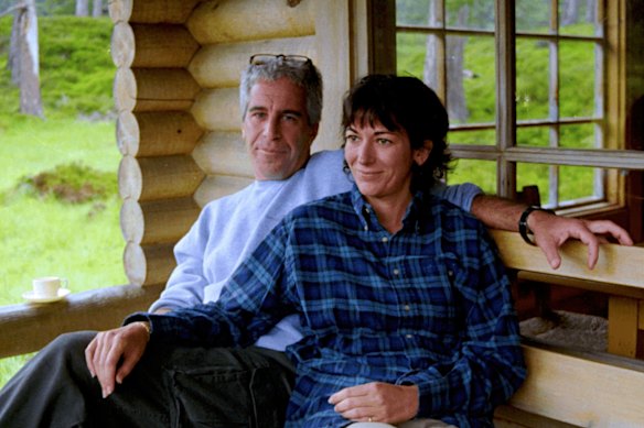 미국 법무부가 공개한 날짜가 기재되지 않은 사진 속 제프리 엡스타인(Jeffrey Epstein)과 기슬레인 맥스웰(Ghislaine Maxwell).