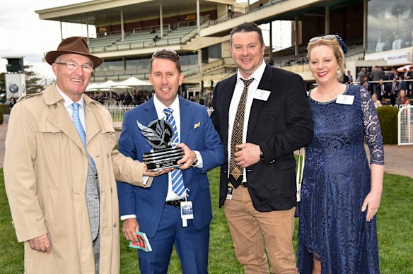 Bill Cockram (segundo à direita) com seu link vencedor do Cockram Stakes 2017, vencido por Savanna Amour.