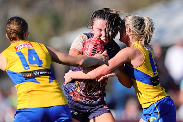 Adelaide’s Niamh Kelly tangles with West Coast’s Belinda Smith and Jaide Britton.