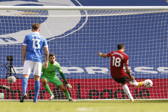 Bruno Fernandes scores the winner for Manchester United from the spot.