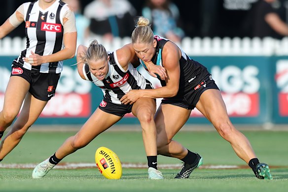 Violet Patterson of the Magpies and Ashleigh Woodland of the Power compete for the ball.