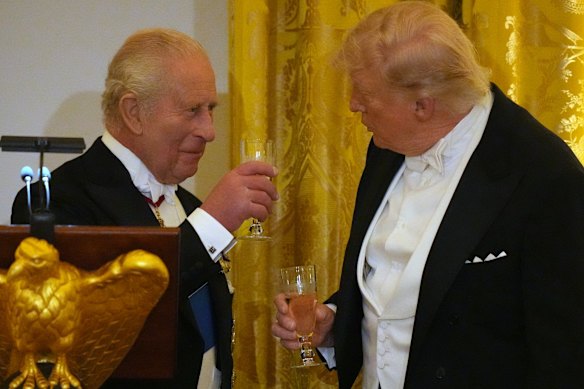 O rei Charles e o presidente Donald Trump brindam durante o jantar de Estado na Casa Branca.