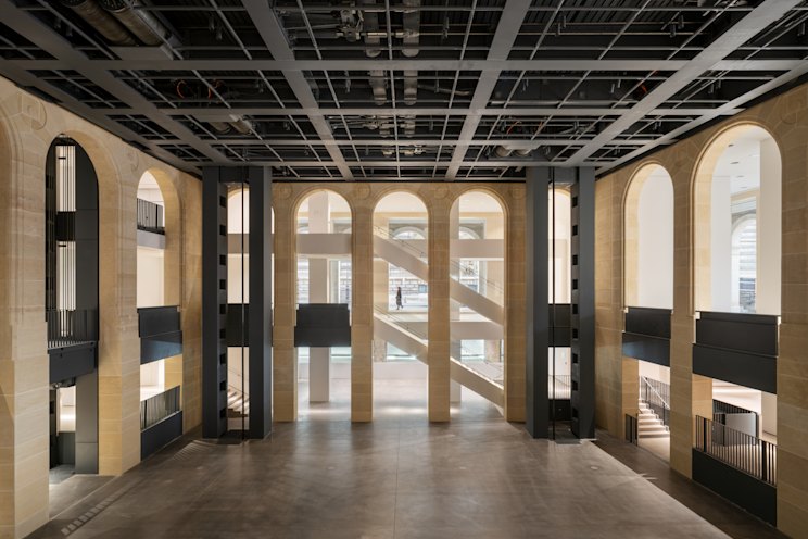 La Fondation Cartier a été conçue par l'architecte français Jean Nouvel et se trouve en face du Louvre.