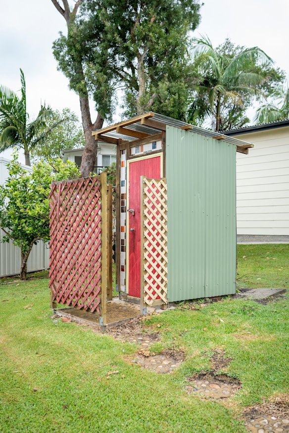 The dunny Barry Spooner built.