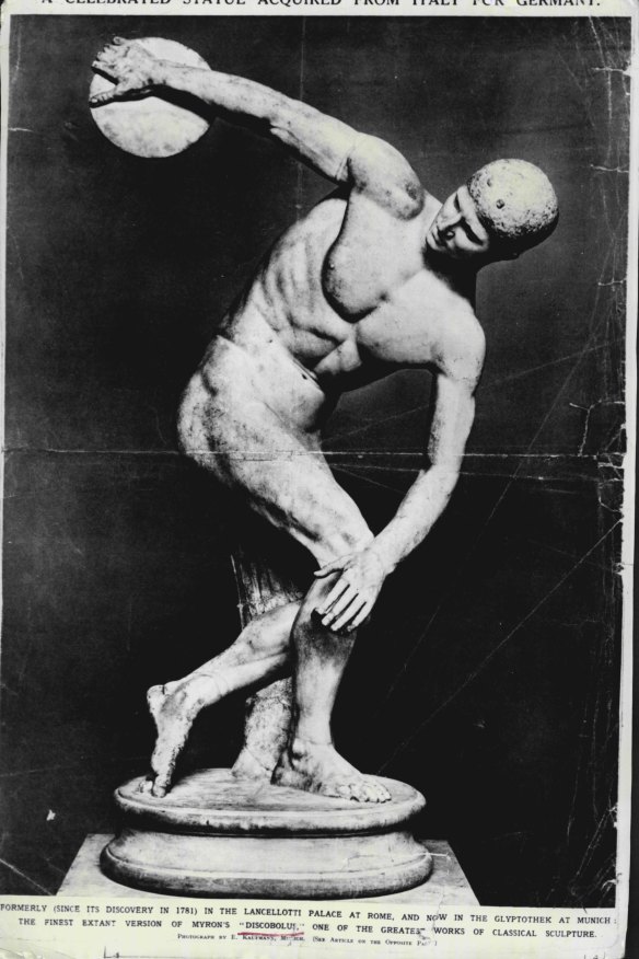 A reproduction of Myron’s ‘Discobolus’ one of the greatest works of classical sculpture. 