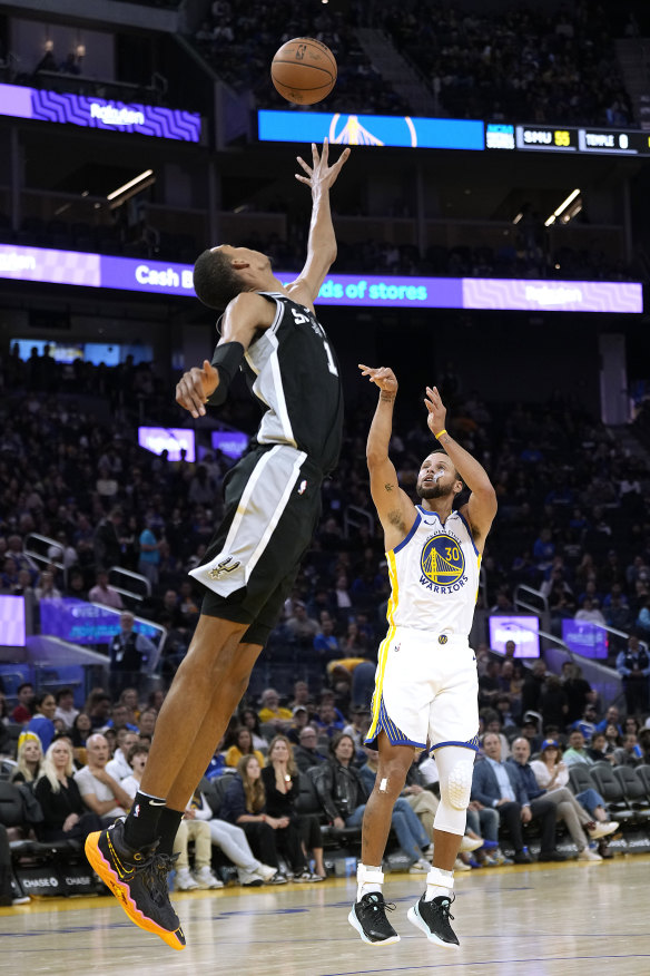 Victor Wembanyama flies in front of Golden State’s Steph Curry.